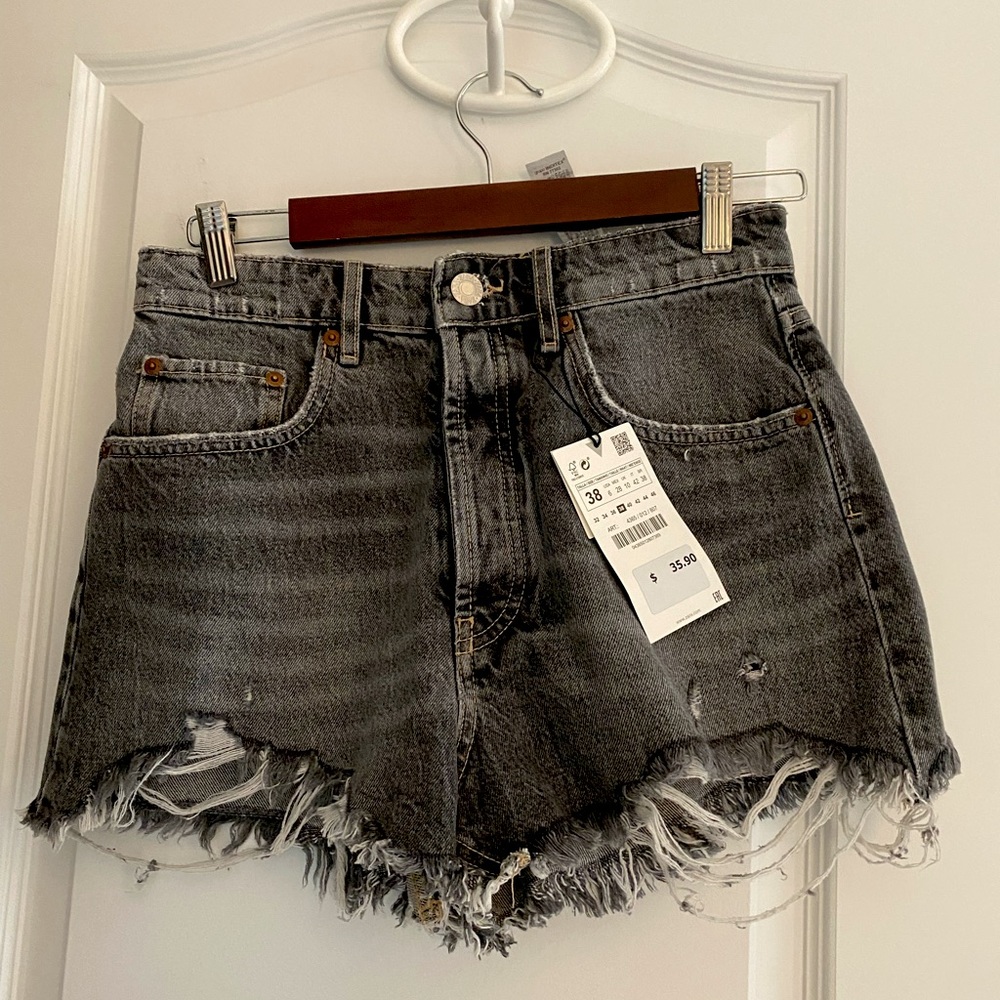 NWT distressed Zara denim shorts